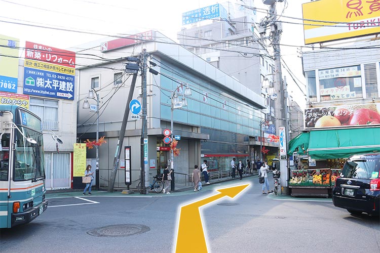 三菱UFJ銀行前を進みます