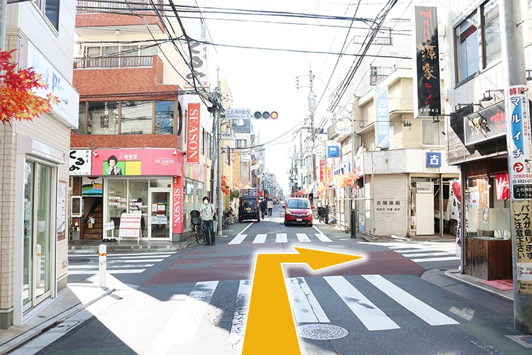 最初の信号を右折します