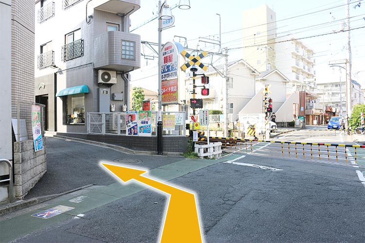 踏切手前を左折します